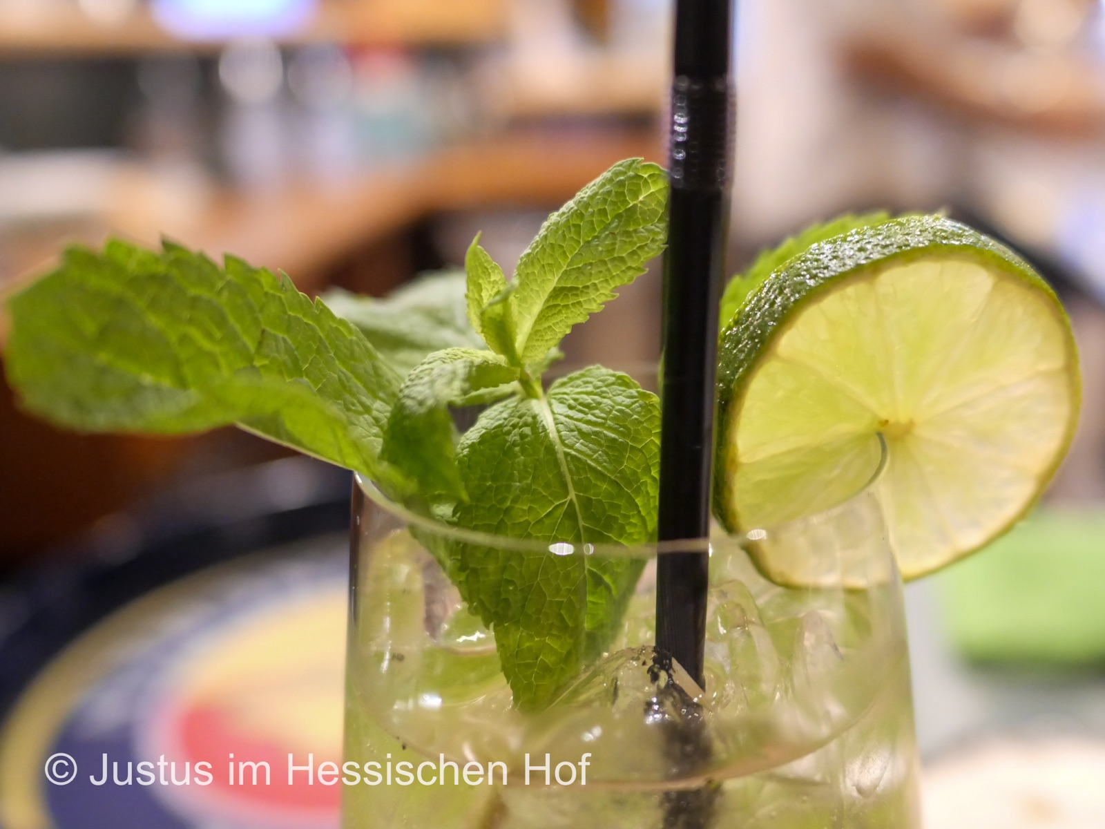 Hausgemachte Limonade mit Limette und Minze