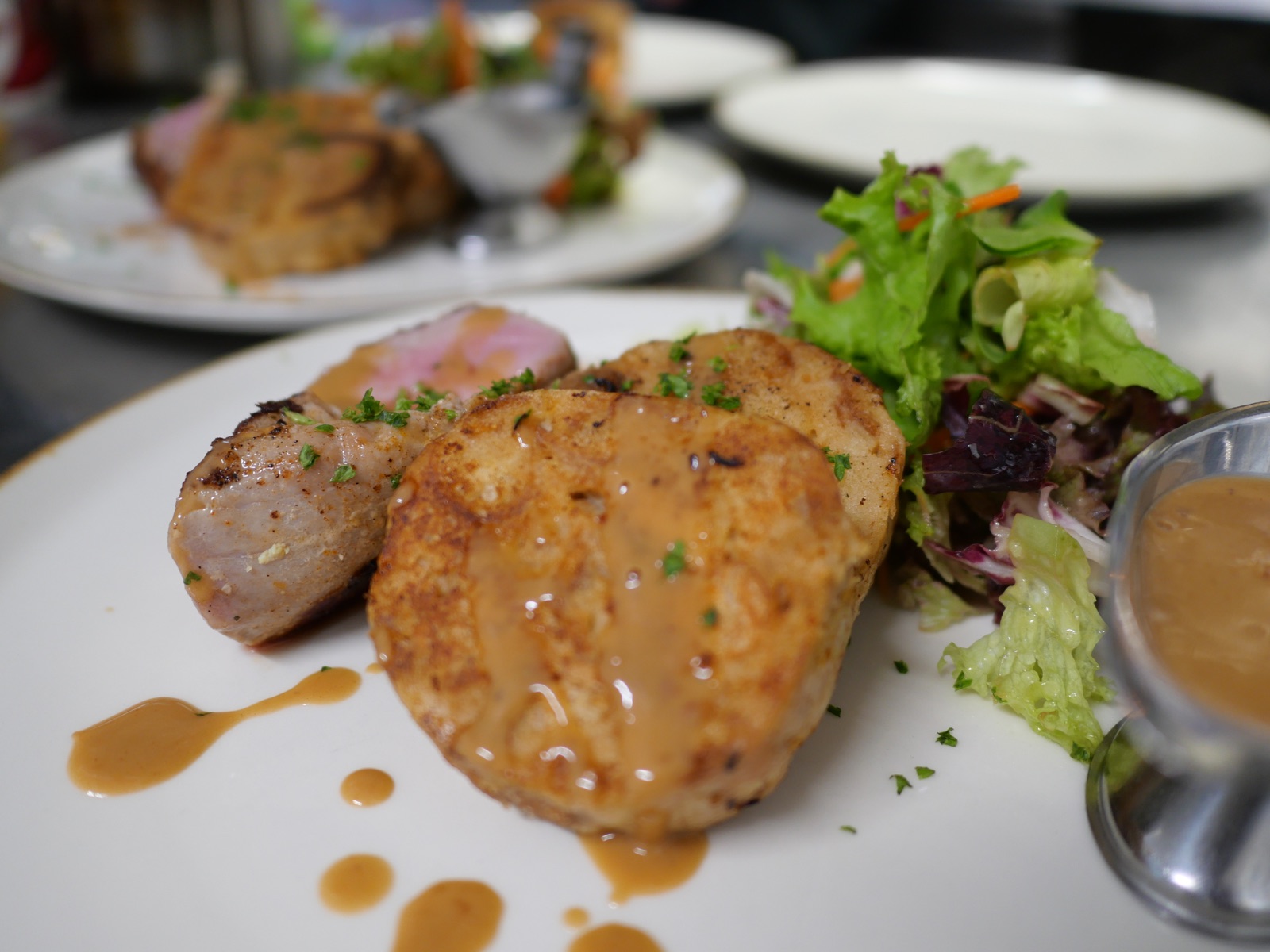 Schnitzelgericht mit Salat