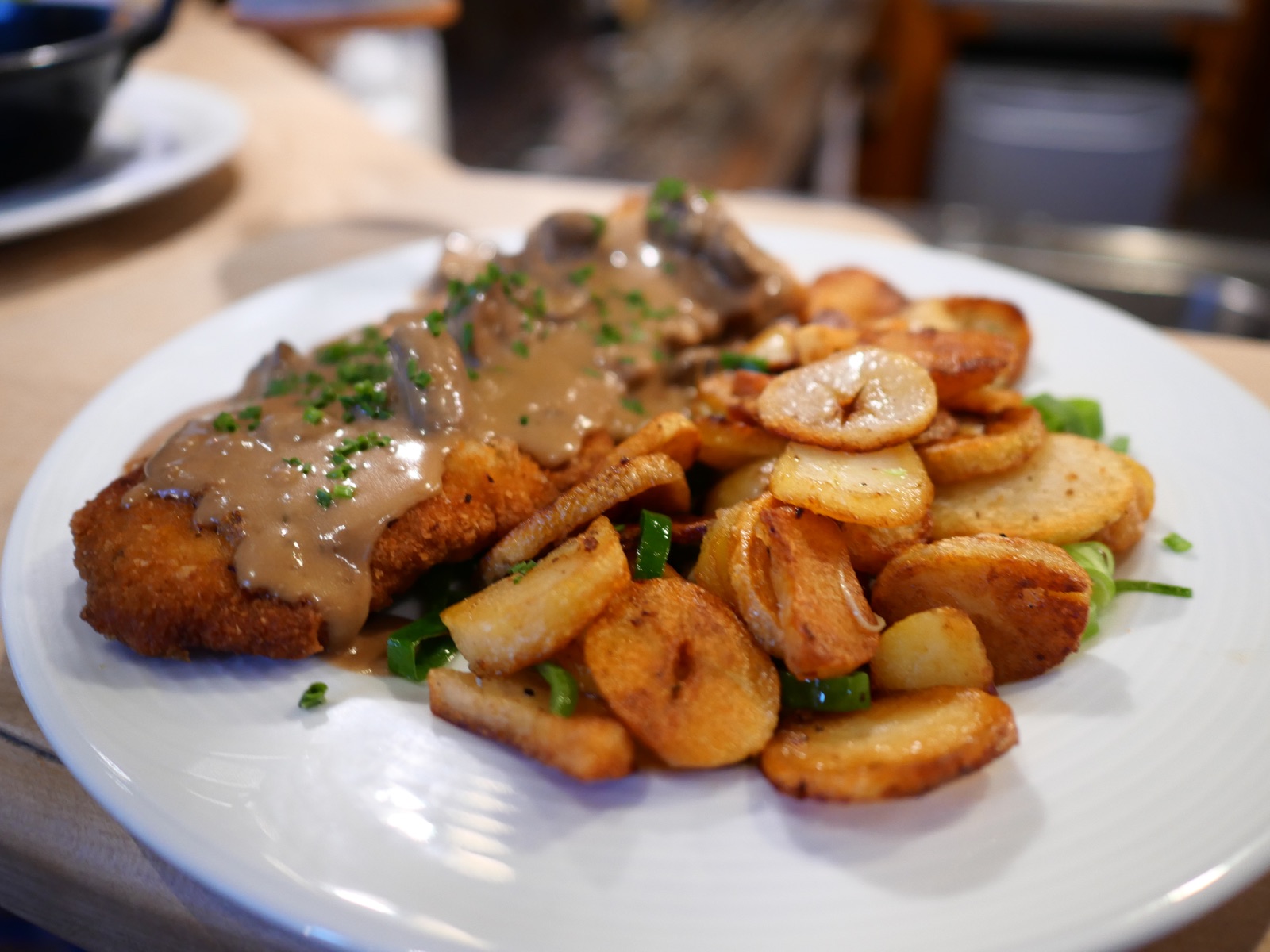 Fleischgericht mit Bratkartoffeln