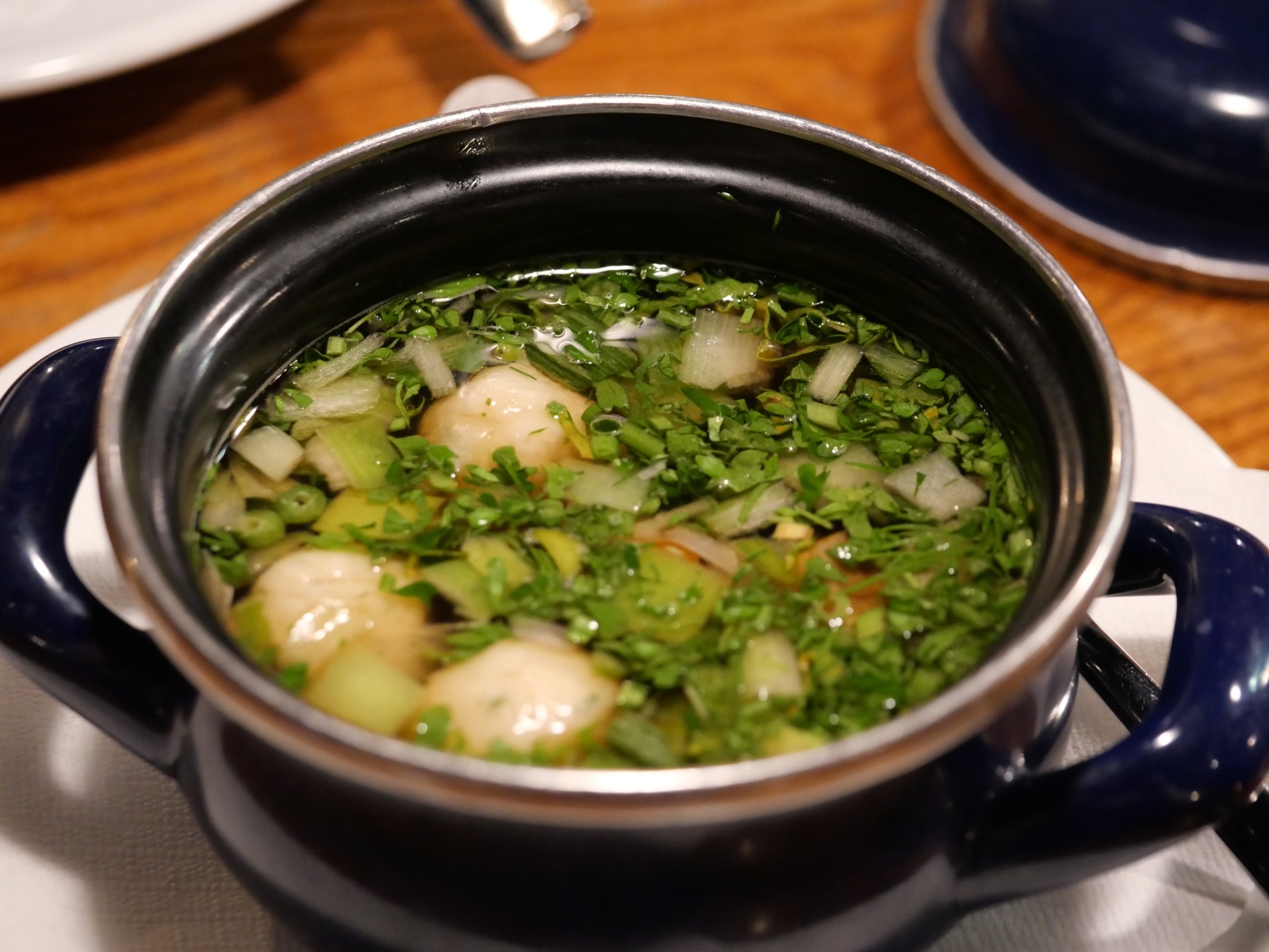Klare Suppe mit Kräutern