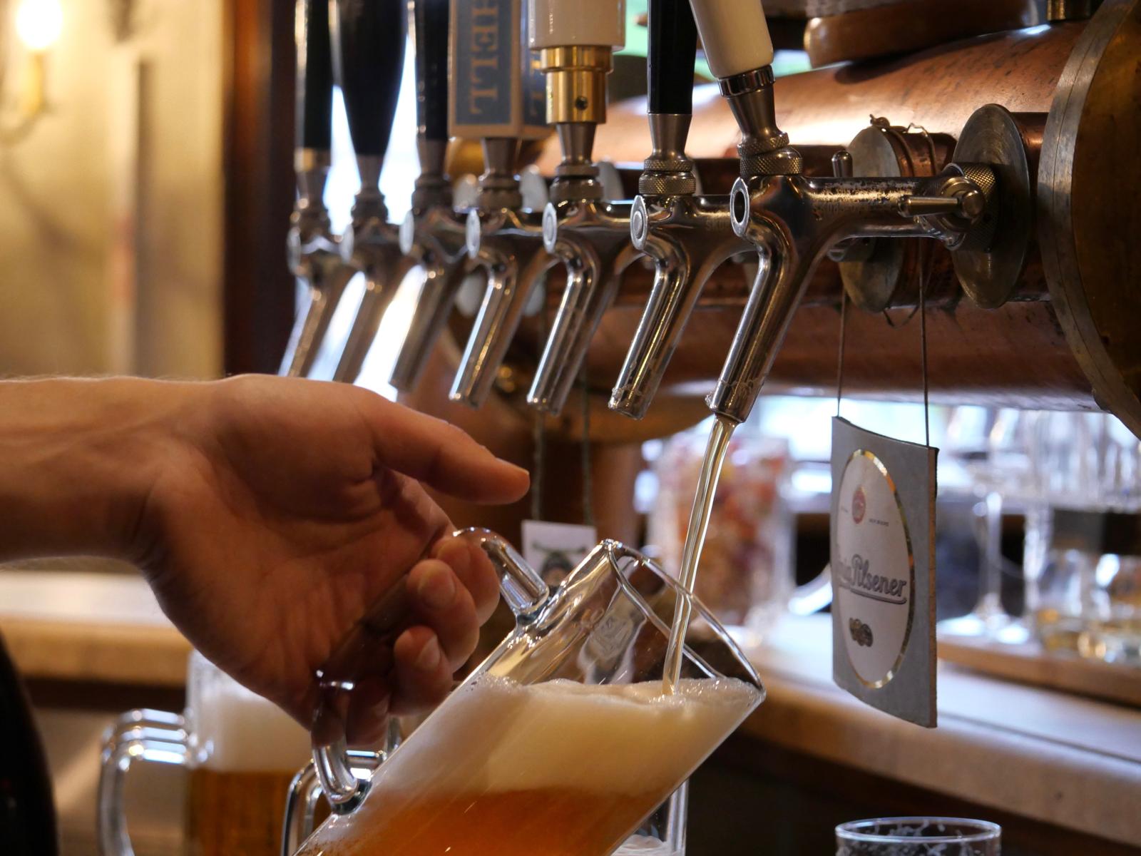 Bier wird am Zapfhahn im Gasthaus Justus frisch eingeschenkt